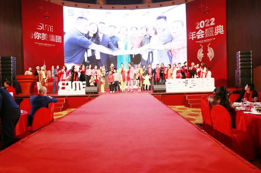 年度盛典的收尾，以尚你美四大聯合創始人、二十多位聯創股東攜全場嘉賓演唱【為愛而來】而圓滿落幕