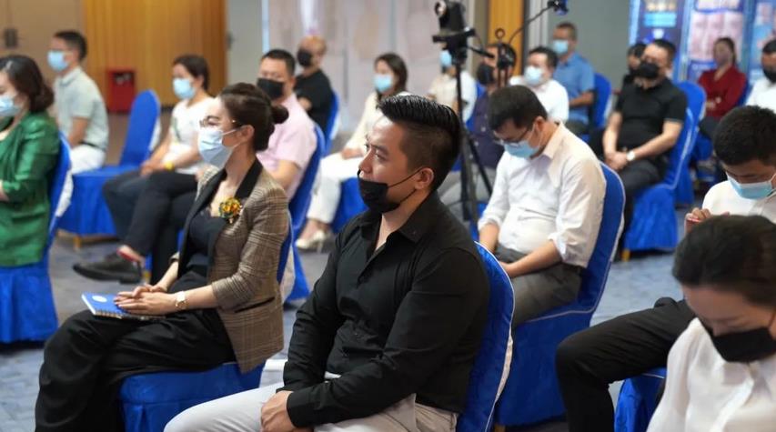 財富峰會在振奮人心的國歌與【大愛和美】的企業舞蹈中拉開帷幕