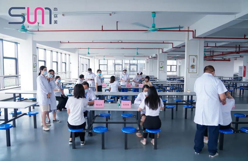 南方醫科大學中西醫結合醫院專家團隊為尚你美集團員工們展開義診活動
