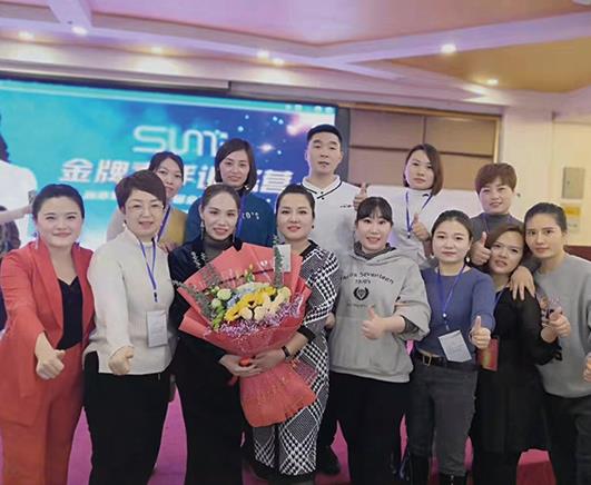 尚你美事業(yè)中心總裁朱影團隊合照一