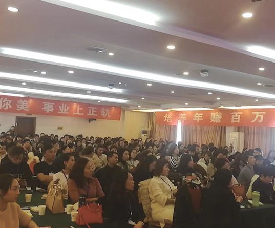 尚你美事業(yè)中心總裁朱影團隊合照二