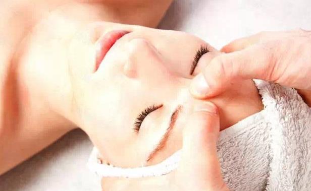 利用美容院內(nèi)、外促銷活動(dòng)，積累新老客戶