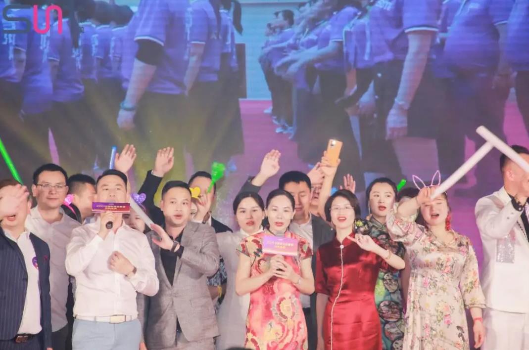 尚你美四大聯(lián)合創(chuàng)始人攜手全場(chǎng)嘉賓演唱《為愛(ài)而來(lái)》而完美落幕
